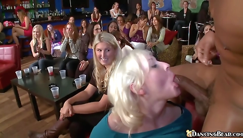 Sexy blondeca respondsdo seaen