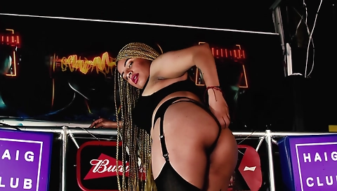 Suckolden and fucks his girlfriend's pussy