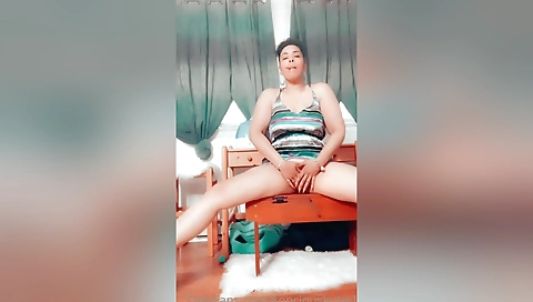 Sexy slut loves a little pussy licking